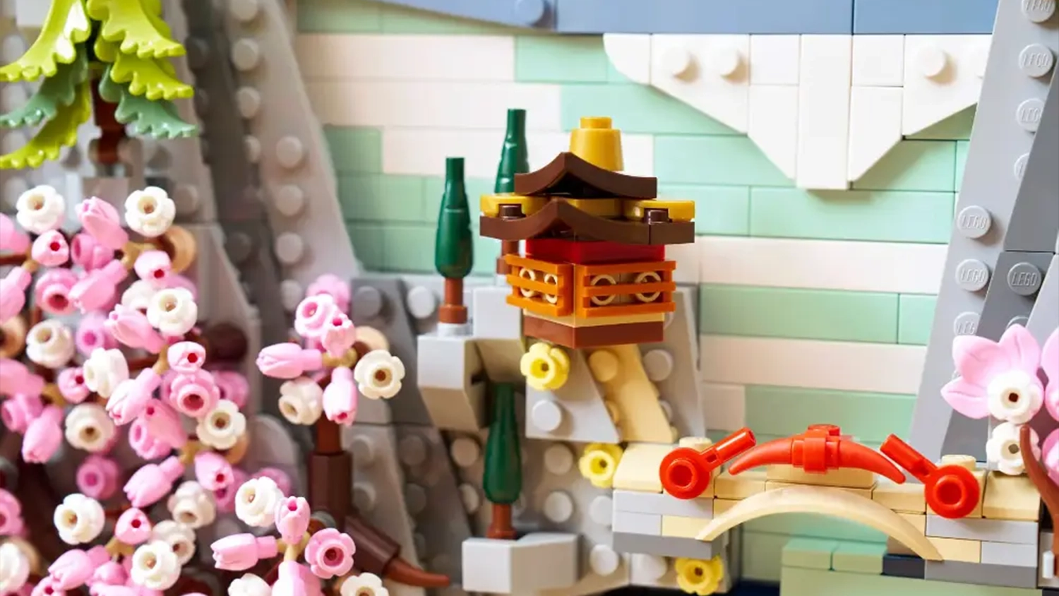 Detailn&iacute; pohled na č&aacute;st obrazu ze stavebnice LEGO&reg; Art 31218 Krajina se sakurami