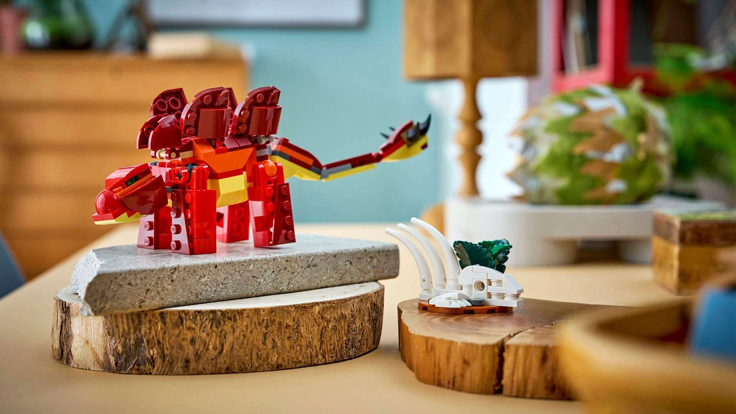 Vystaven&yacute; stegosaurus včetně modelu jeho lebky ze stavebnice LEGO&reg; Creator 3v1 (31379)
