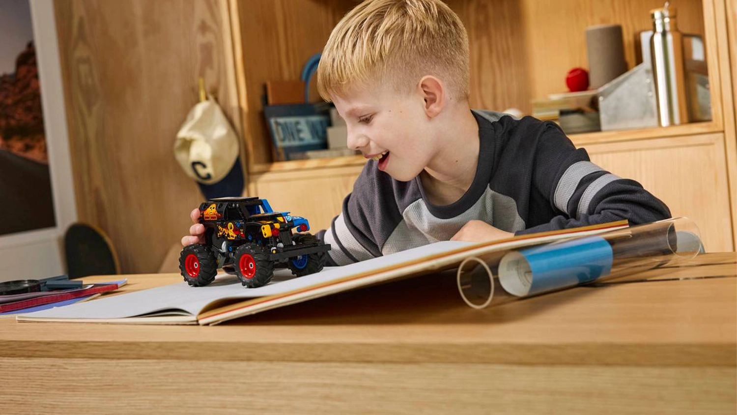 Chlapec sa hrá so stavebnicou LEGO® Technic 42219 Monster Jam™ Grave Digger™ Oheň a ľad