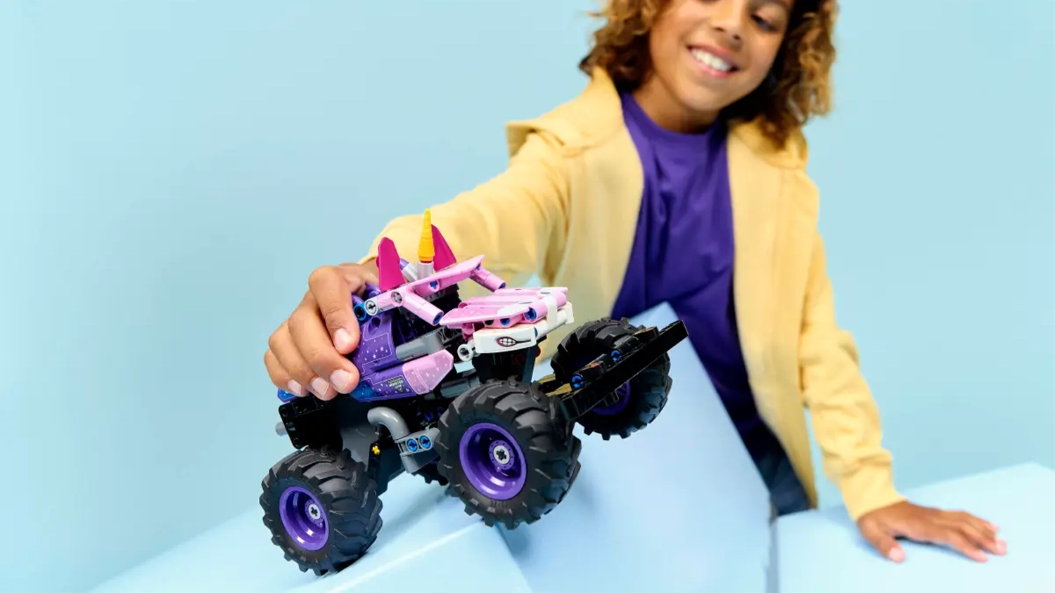 Chlapec si hraje se stavebnic&iacute; LEGO&reg; Technic 42220 Monster Jam&trade; Sparkle Smash&trade;