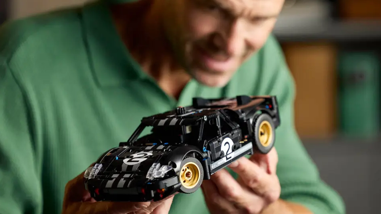 Muž se stavebnic&iacute; LEGO&reg; Technic 42223 Z&aacute;vodn&iacute; auto 1966 Ford GT40 MKII