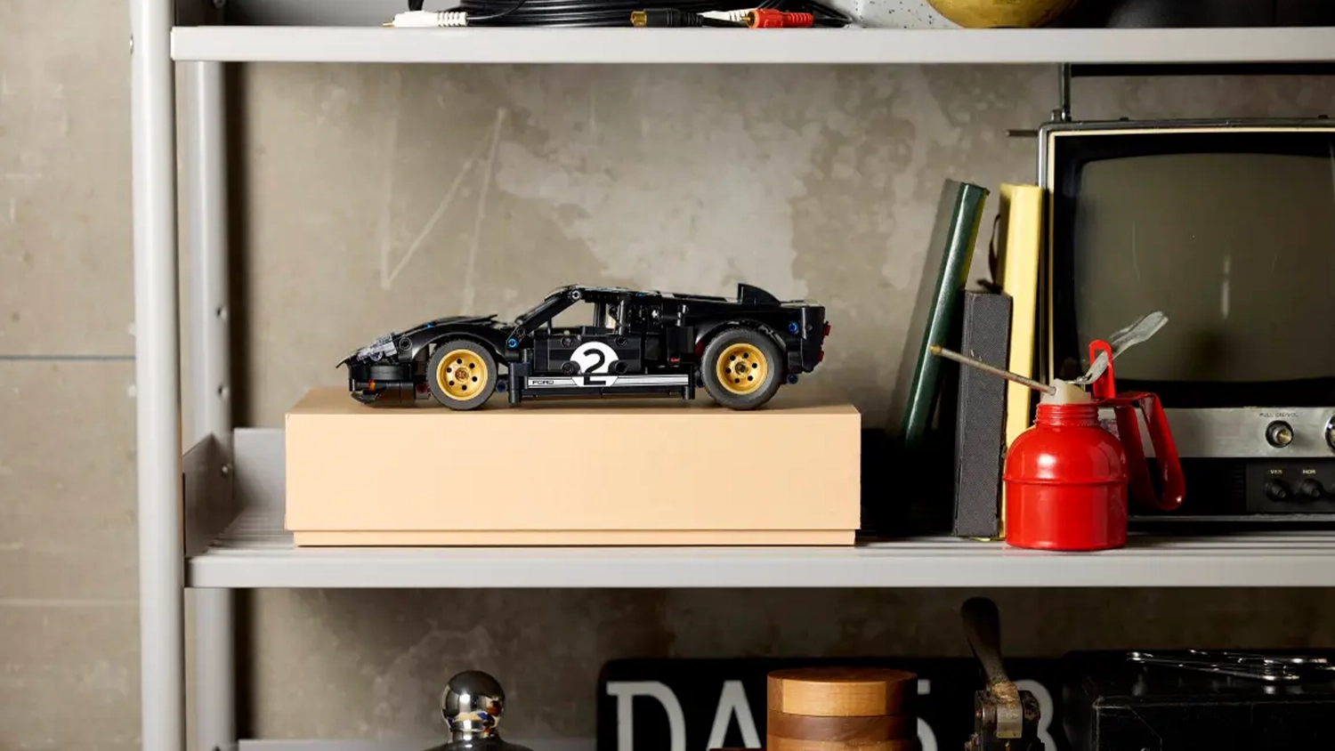 Vystaven&yacute; model stavebnice LEGO&reg; Technic 42223 Z&aacute;vodn&iacute; auto 1966 Ford GT40 MKII na poličce