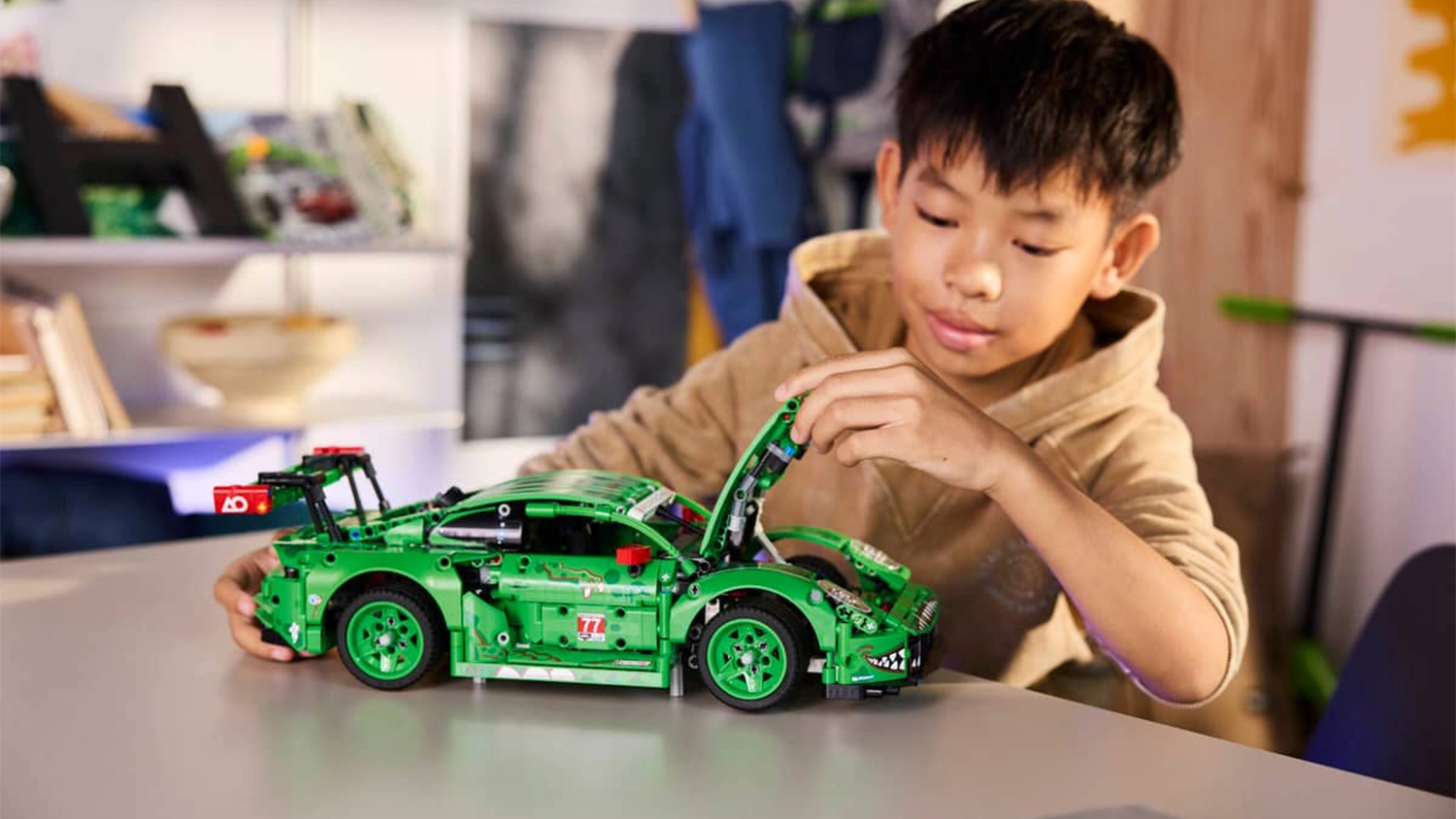 Chlapec se stavebnic&iacute; LEGO&reg; Technic 42224 Auto Porsche 911 GT3 R REXY AO Racing