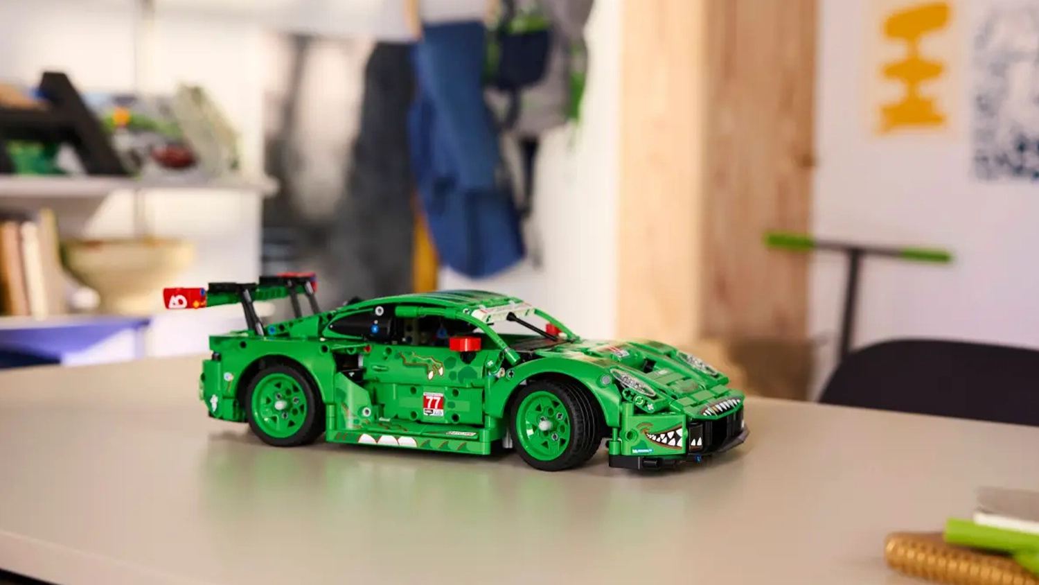 Vystaven&yacute; model stavebnice LEGO&reg; Technic 42224 Auto Porsche 911 GT3 R REXY AO Racing na stolku