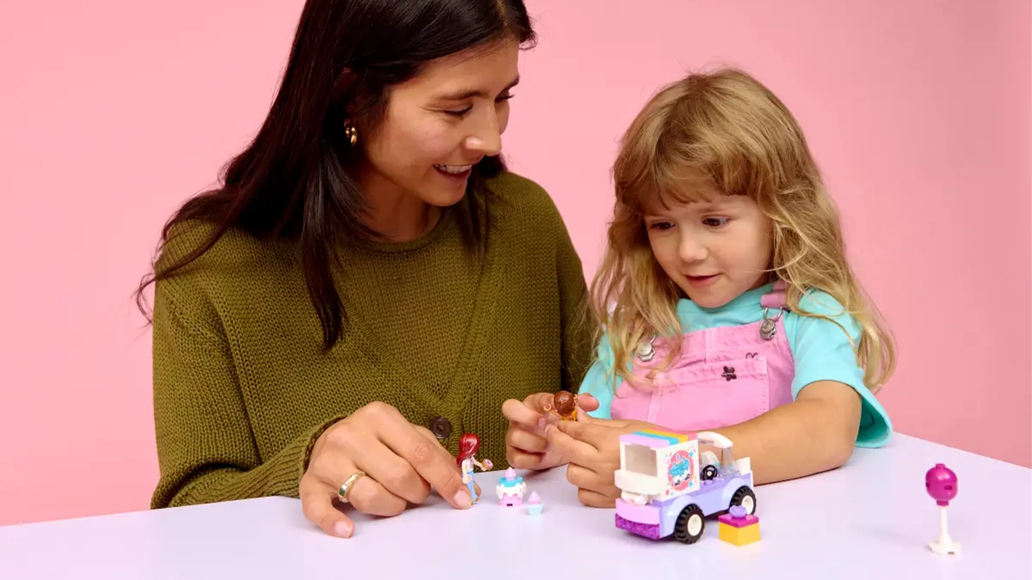 Matka s dcerkou hraj&iacute;c&iacute; si se stavebnic&iacute; LEGO&reg; Friends 42675 Jednorožč&iacute; don&aacute;&scaron;kov&eacute; auto s dortem