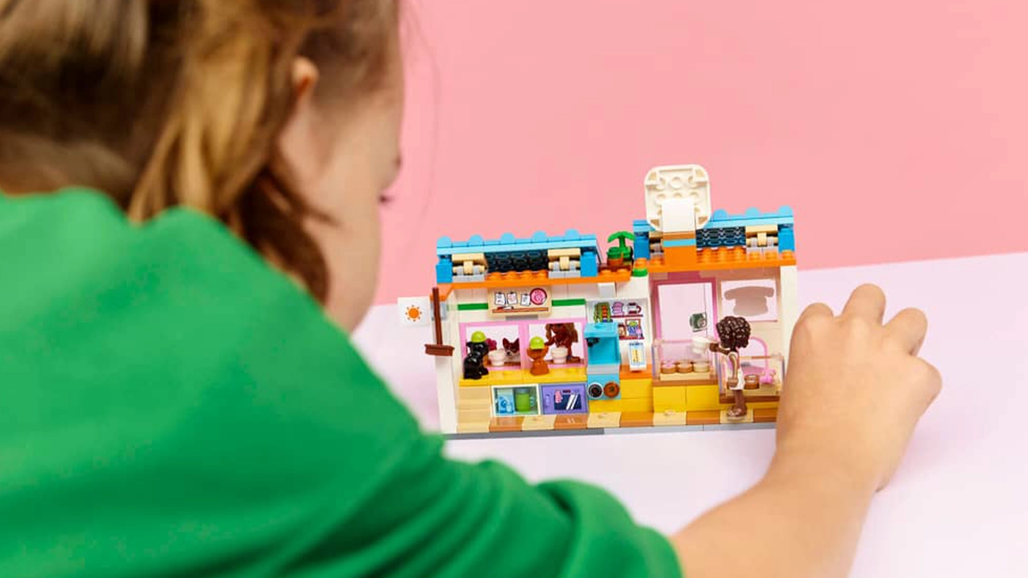 Dievčatko sa hr&aacute; so stavebnicou LEGO&reg; Friends 42677 Pek&aacute;reň ma&scaron;kŕt pre ps&iacute;kov