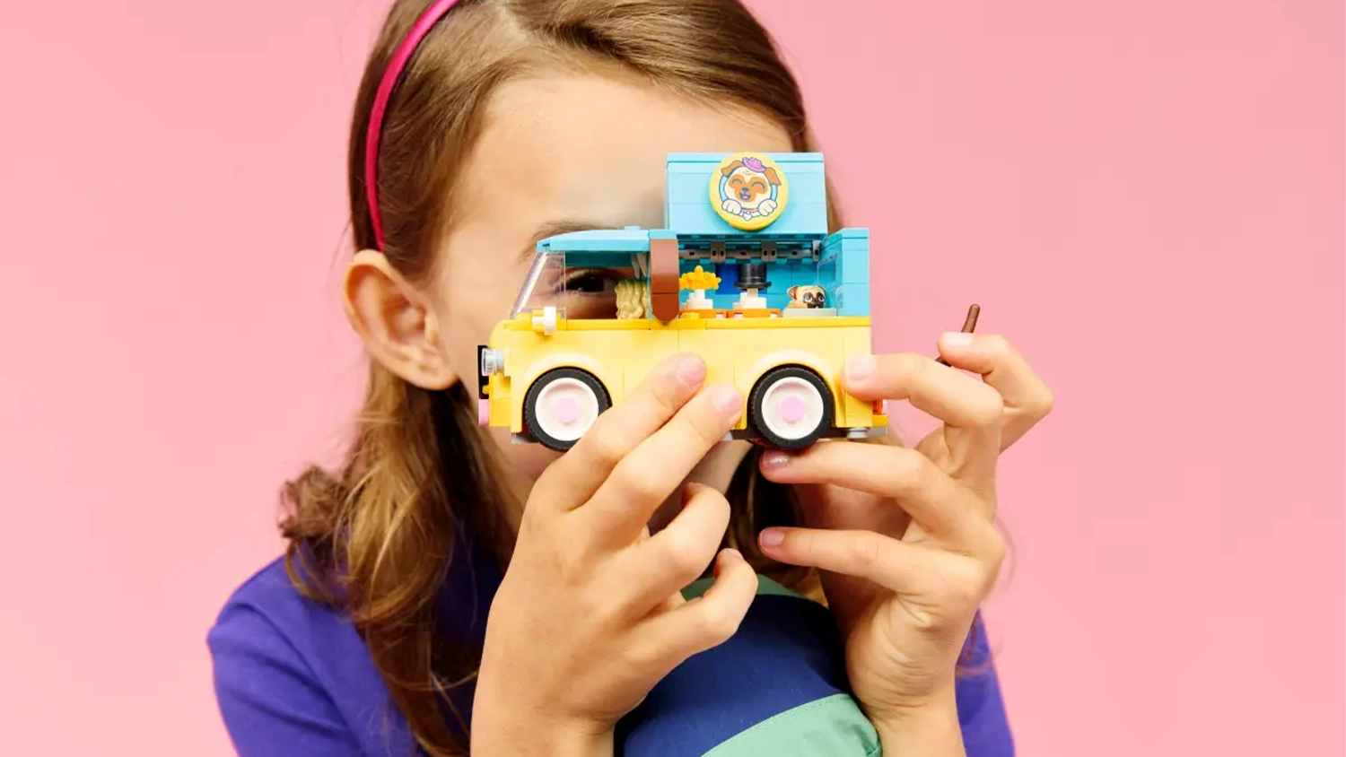 Holčička hraj&iacute;c&iacute; si se stavebnic&iacute; LEGO&reg; Friends 42678 Dod&aacute;vka s doplňky pro mazl&iacute;čky