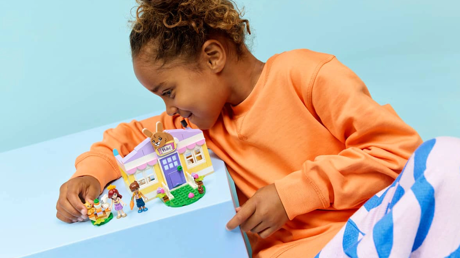 Dievčatko sa hr&aacute; so stavebnicou LEGO&reg; Friends 42679 Hotel pre zajačikov v mestečku Heartlake