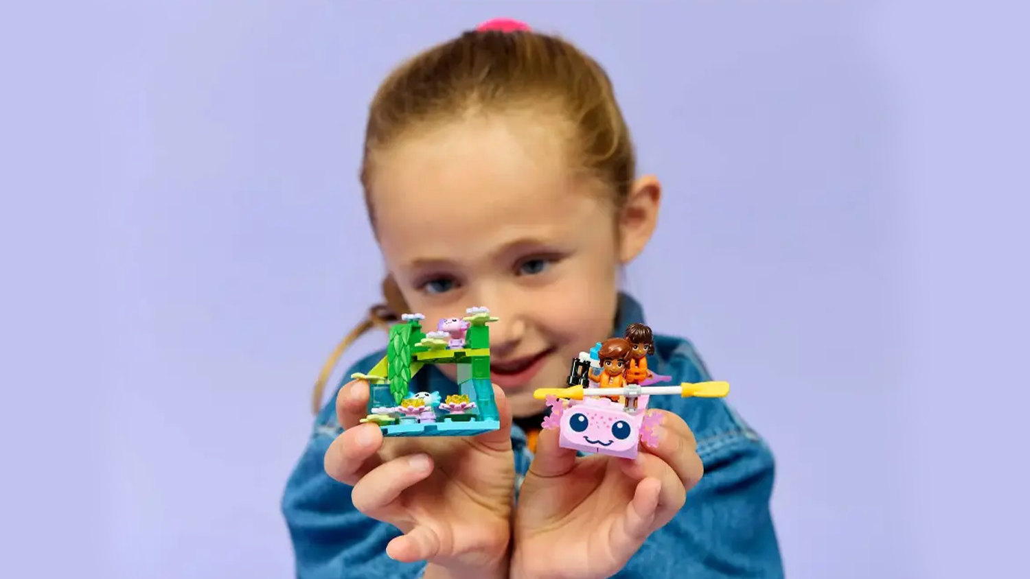 Děvče si hraje se stavebnic&iacute; LEGO &reg; Friends 42681 Dobrodružn&yacute; člun s axolotly