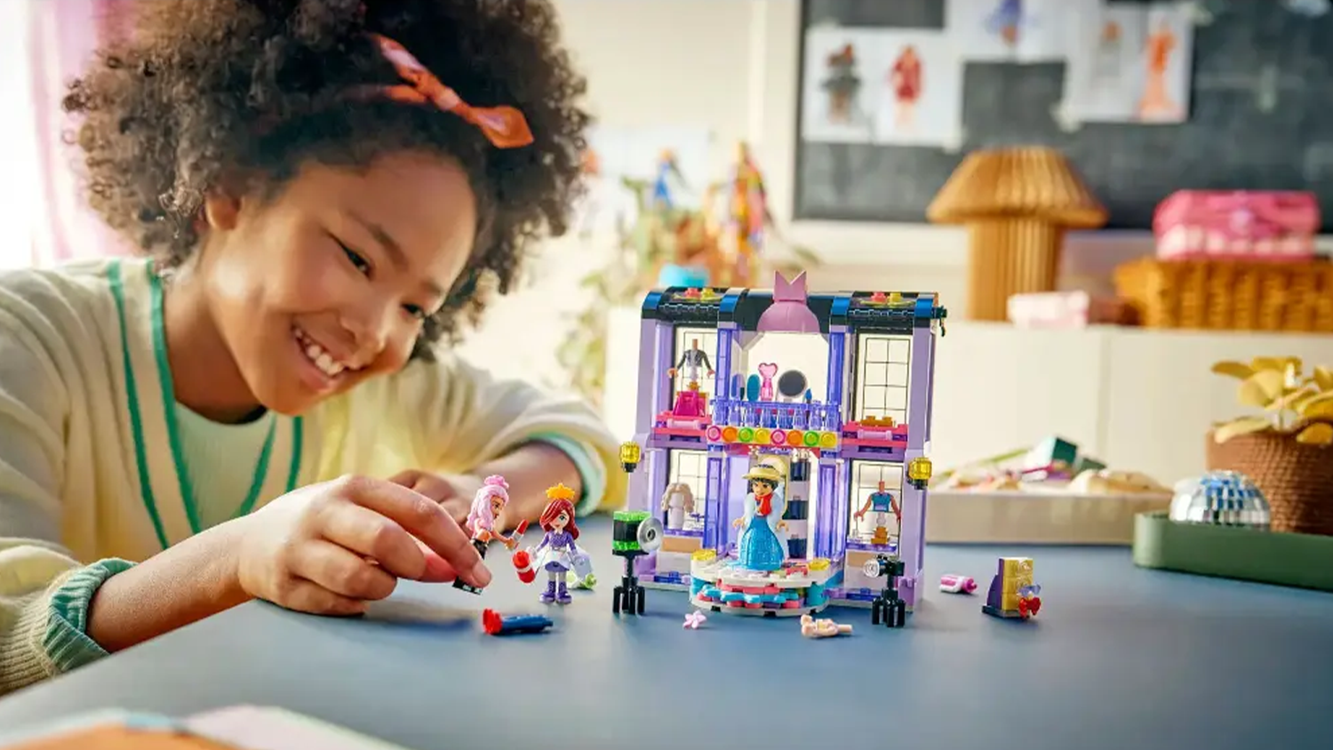 Dievča sa hrá so stavebnicou LEGO® Friends 42685 Módna prehliadka v mestečku Heartlake
