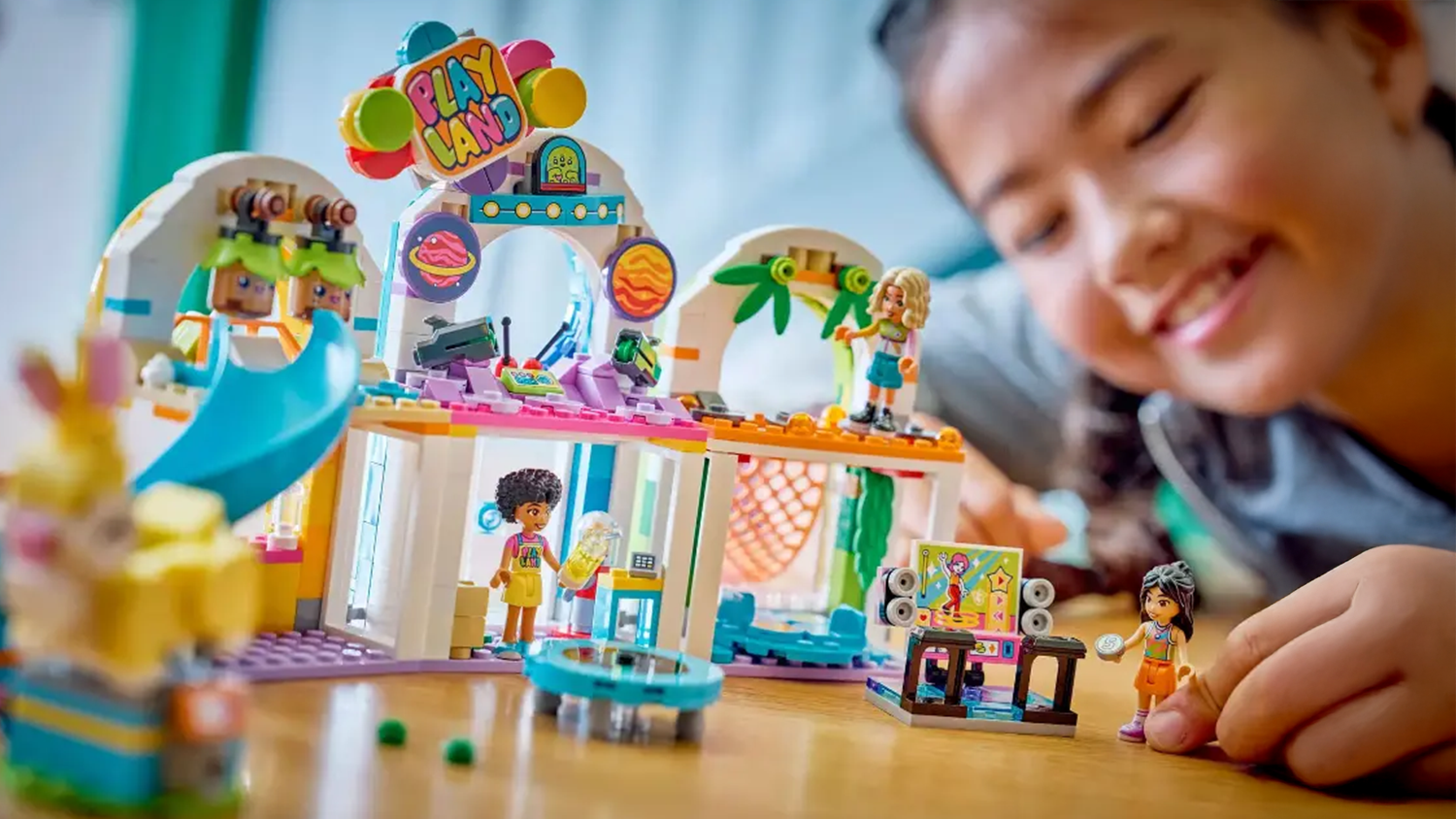 Dítě si hraje se stavebnicí LEGO® Friends 42686 Zábavné interiérové hřiště