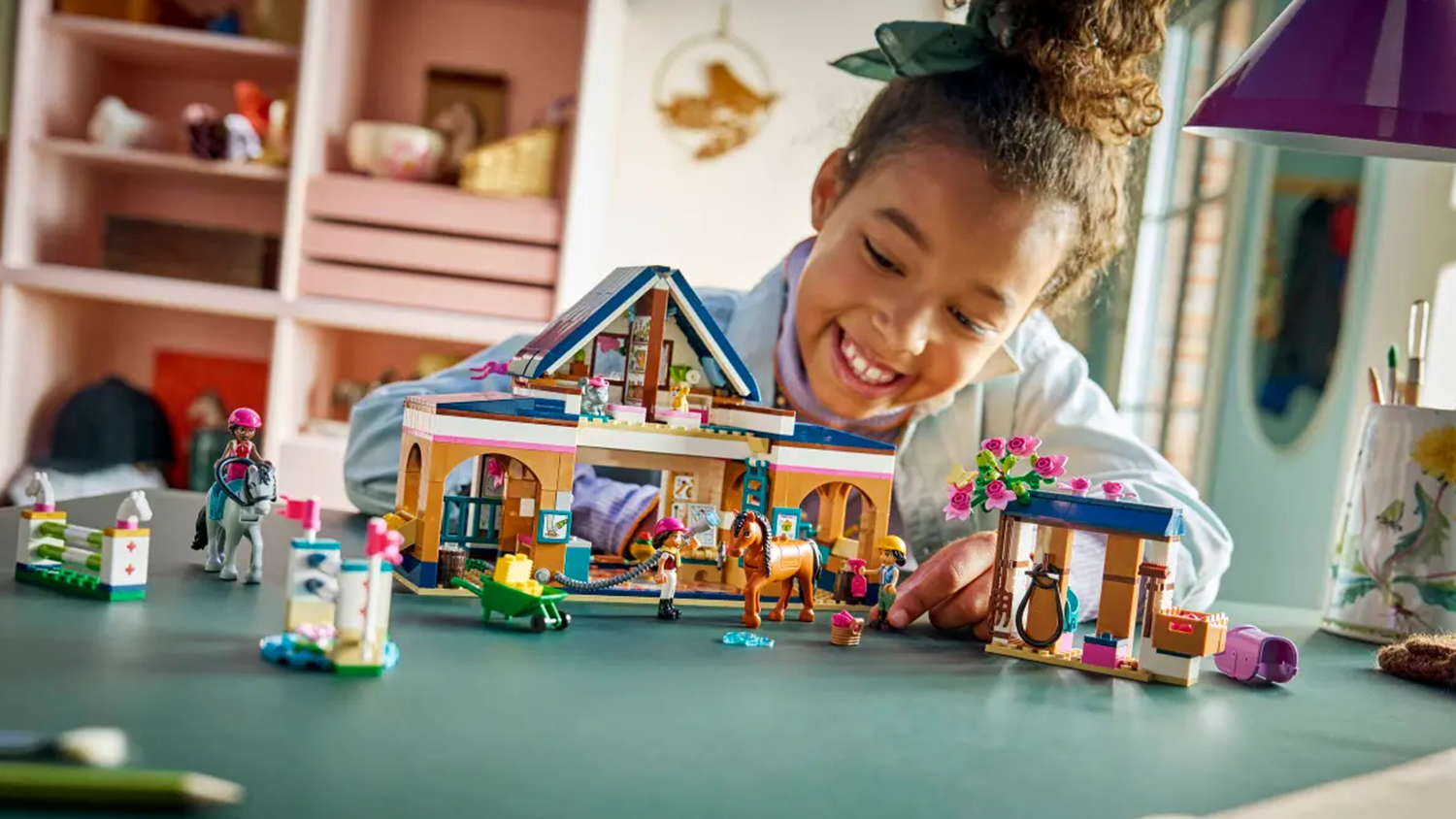 Děvčátko si hraje se stavebnicí LEGO® Friends 42688