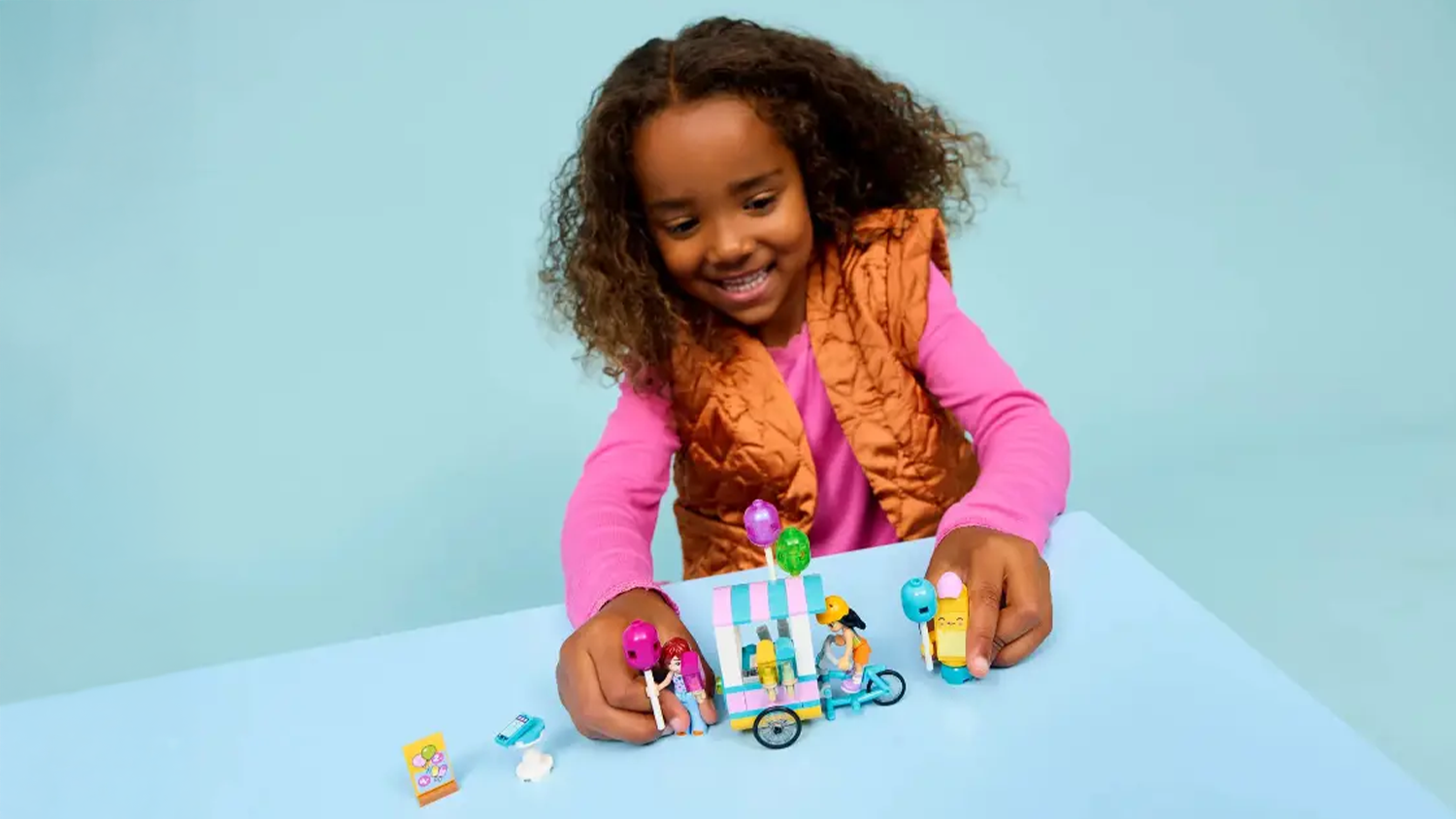 Dievčatko sa hrá so stavebnicou LEGO® Friends 42692