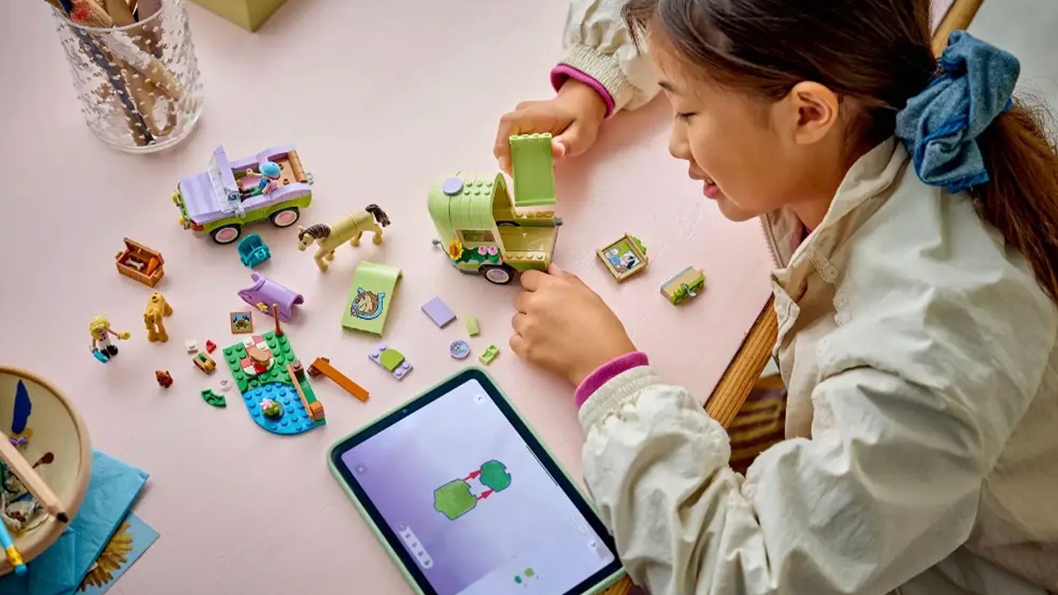 Dítě skládá stavebnici LEGO® Friends 42695