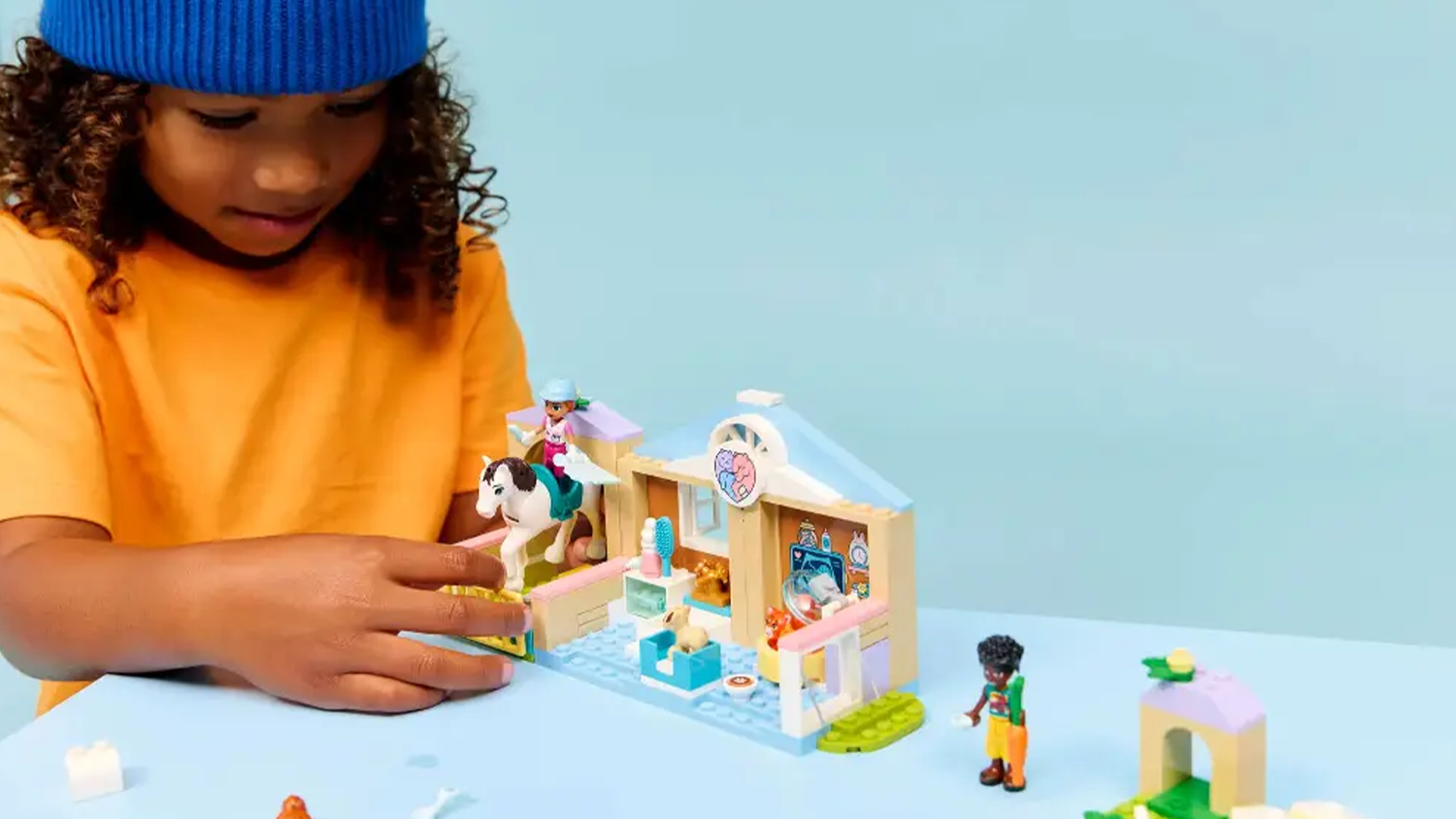 Chlapec si hraje se stavebnic&iacute; LEGO&reg; Friends 42696