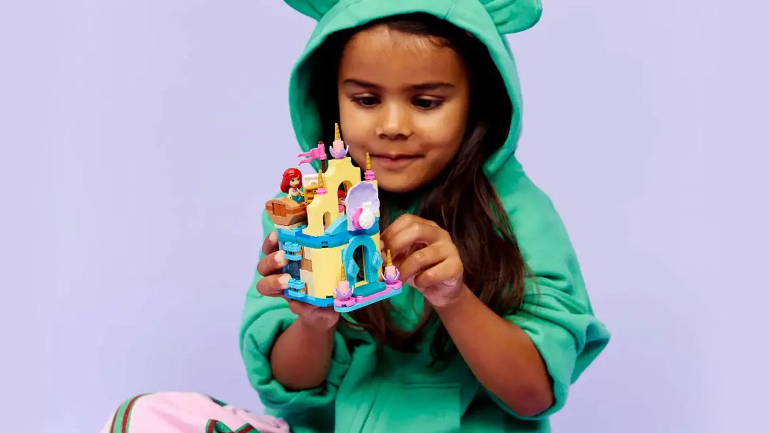 Dievčatko sa hrá so stavebnicou LEGO® Disney 43285