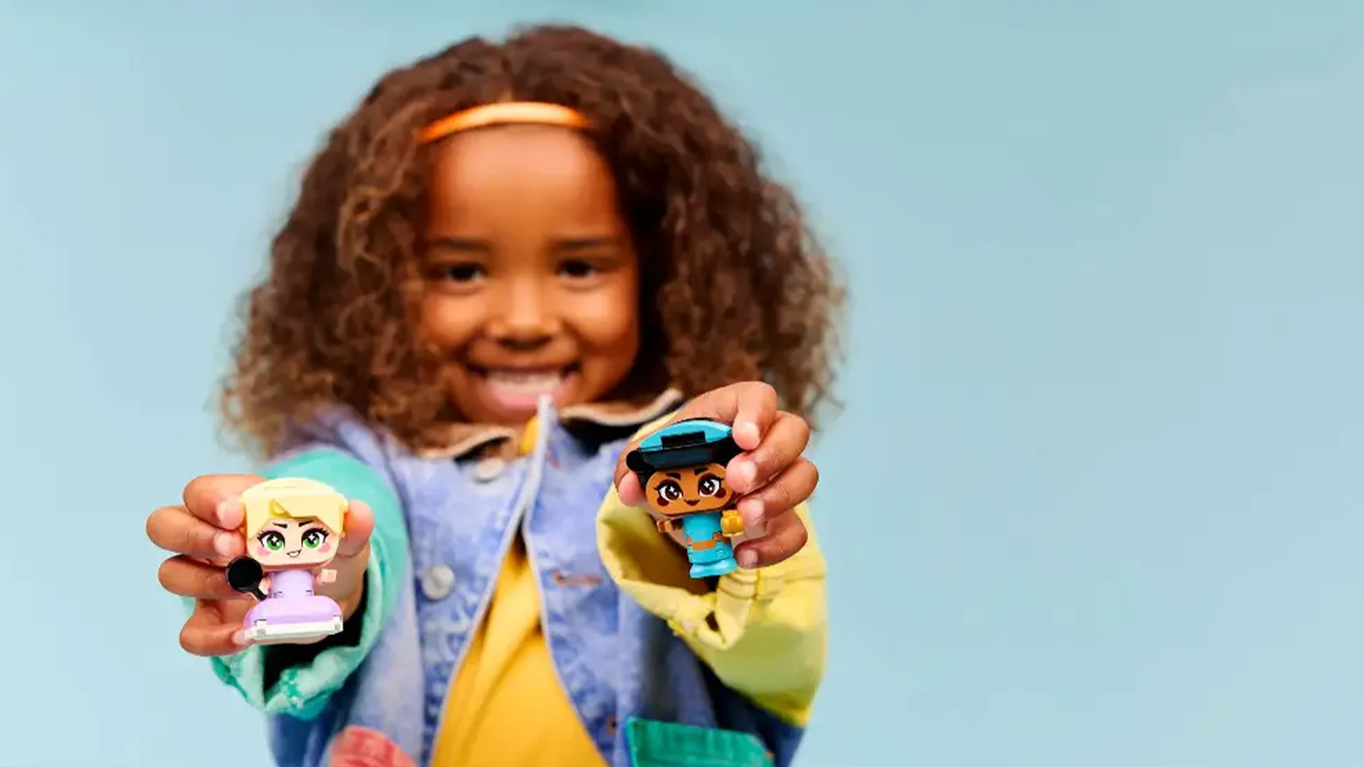 Dievčatko s postavičkami zo stavebnice LEGO® Disney 43303