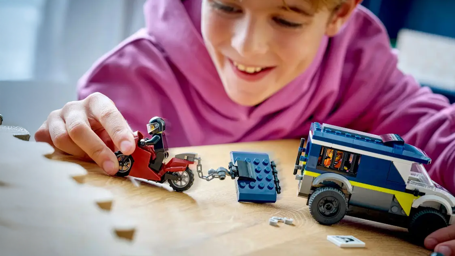 Chlapec si hraje se stavebnic&iacute; LEGO&reg; City 60479