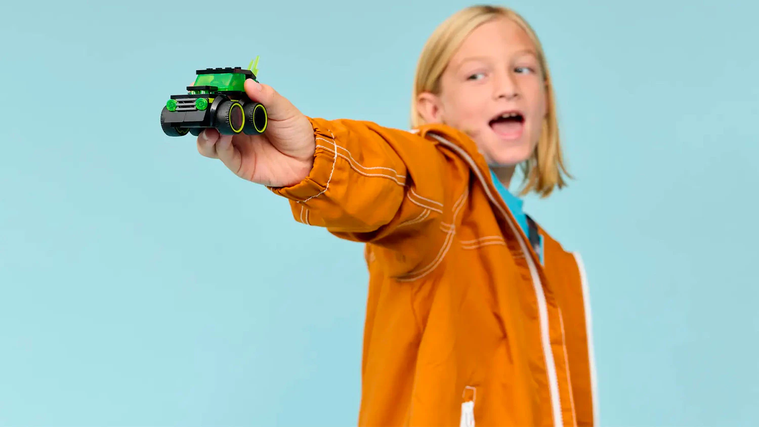 Chlapec hraj&iacute;c&iacute; si s modelem Hern&iacute;m z&aacute;vodn&iacute;m autem LEGO&reg; City 60484