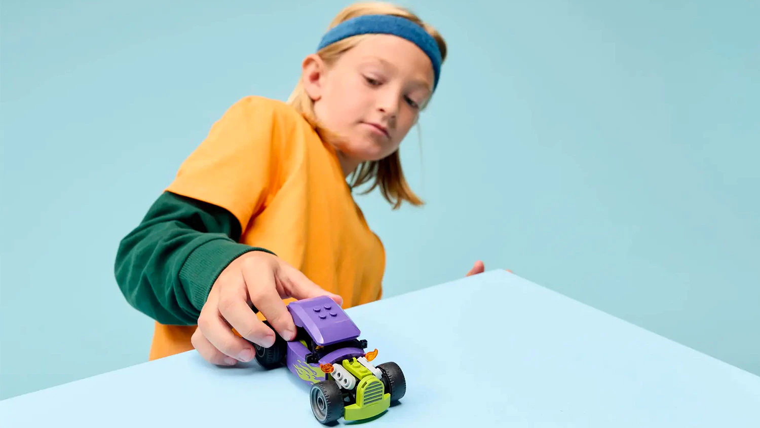 Chlapec hraj&iacute;c&iacute; si s modelem Hot rod LEGO&reg; City 60485