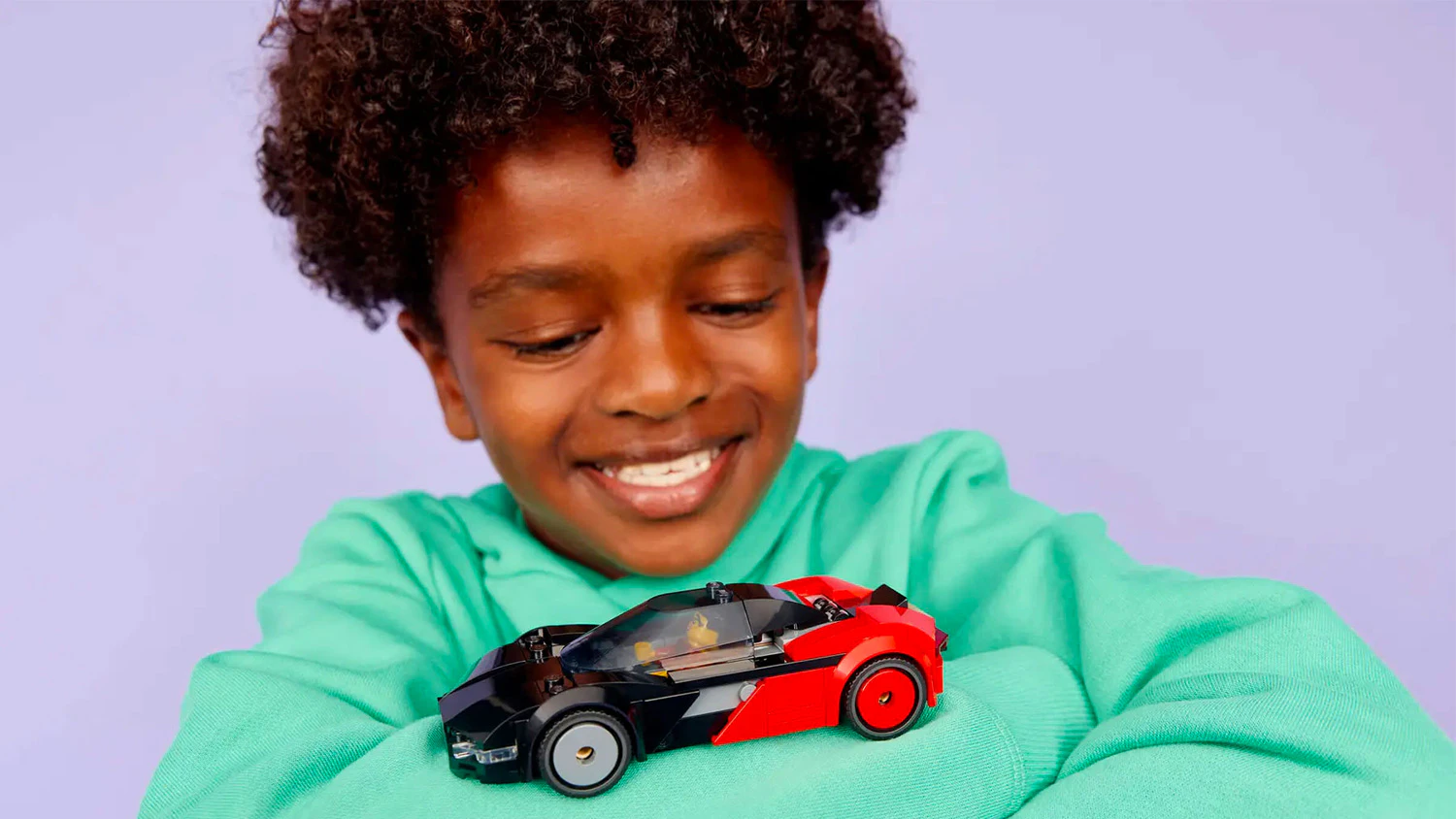 Chlapec hrající si s modelem Elektrické superauto LEGO® City 60486