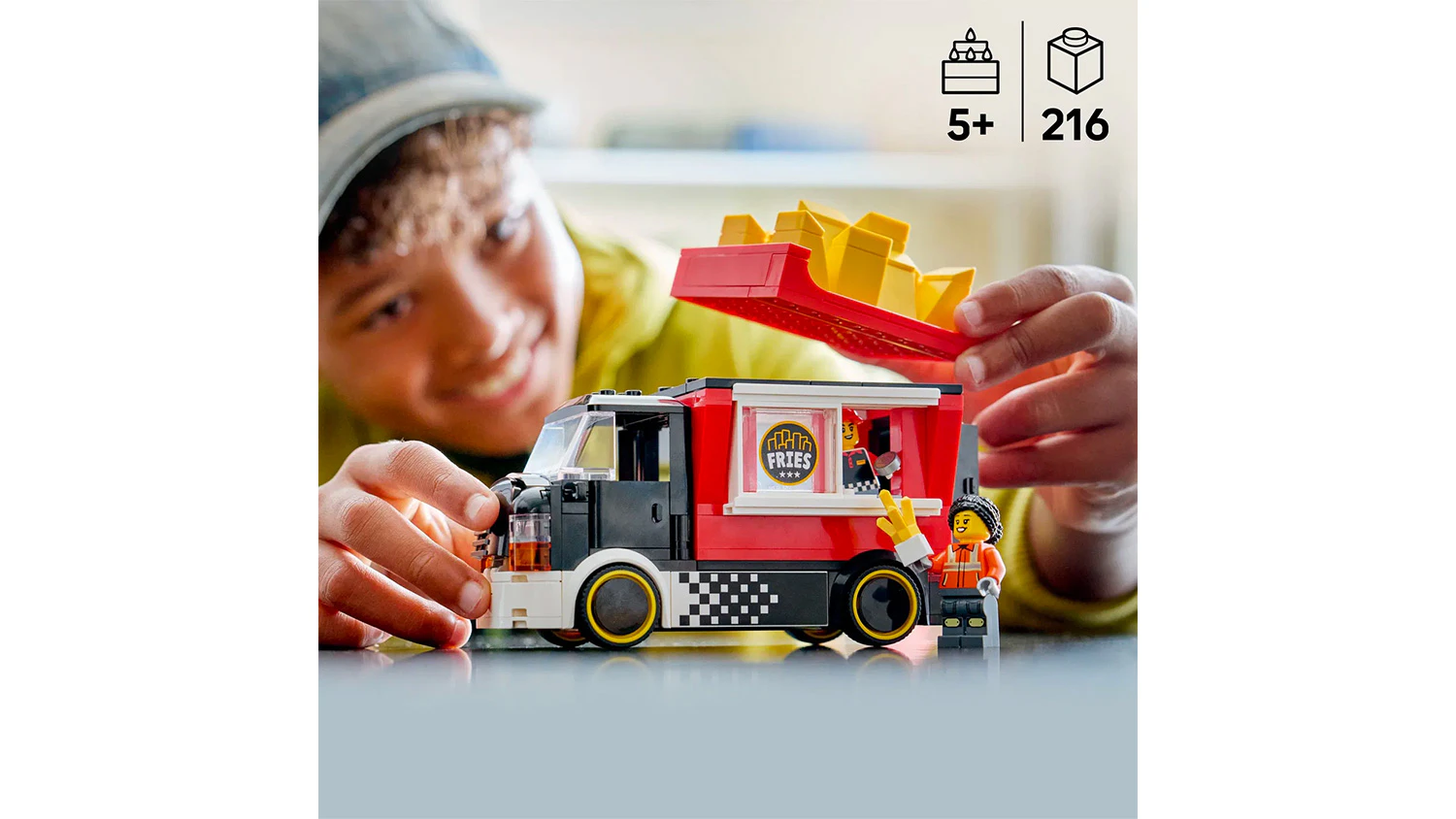 Chlapec hraj&iacute;c&iacute; si s modelem Poj&iacute;zdn&eacute; občerstven&iacute; s hranolky LEGO&reg; City 60488
