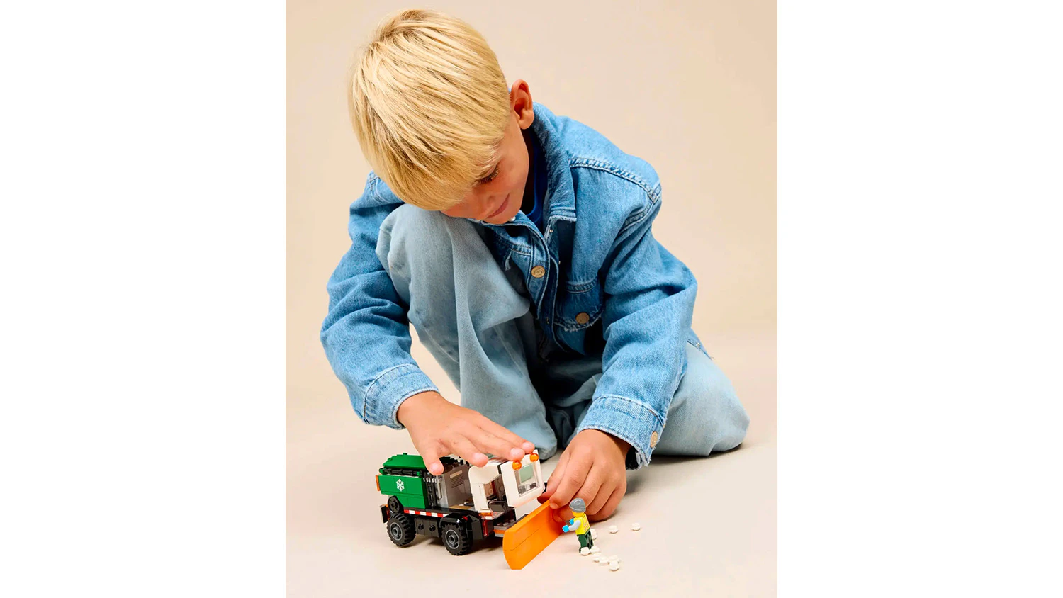 Chlapec hrající si s modelem Sněžný pluh LEGO® City 60490
