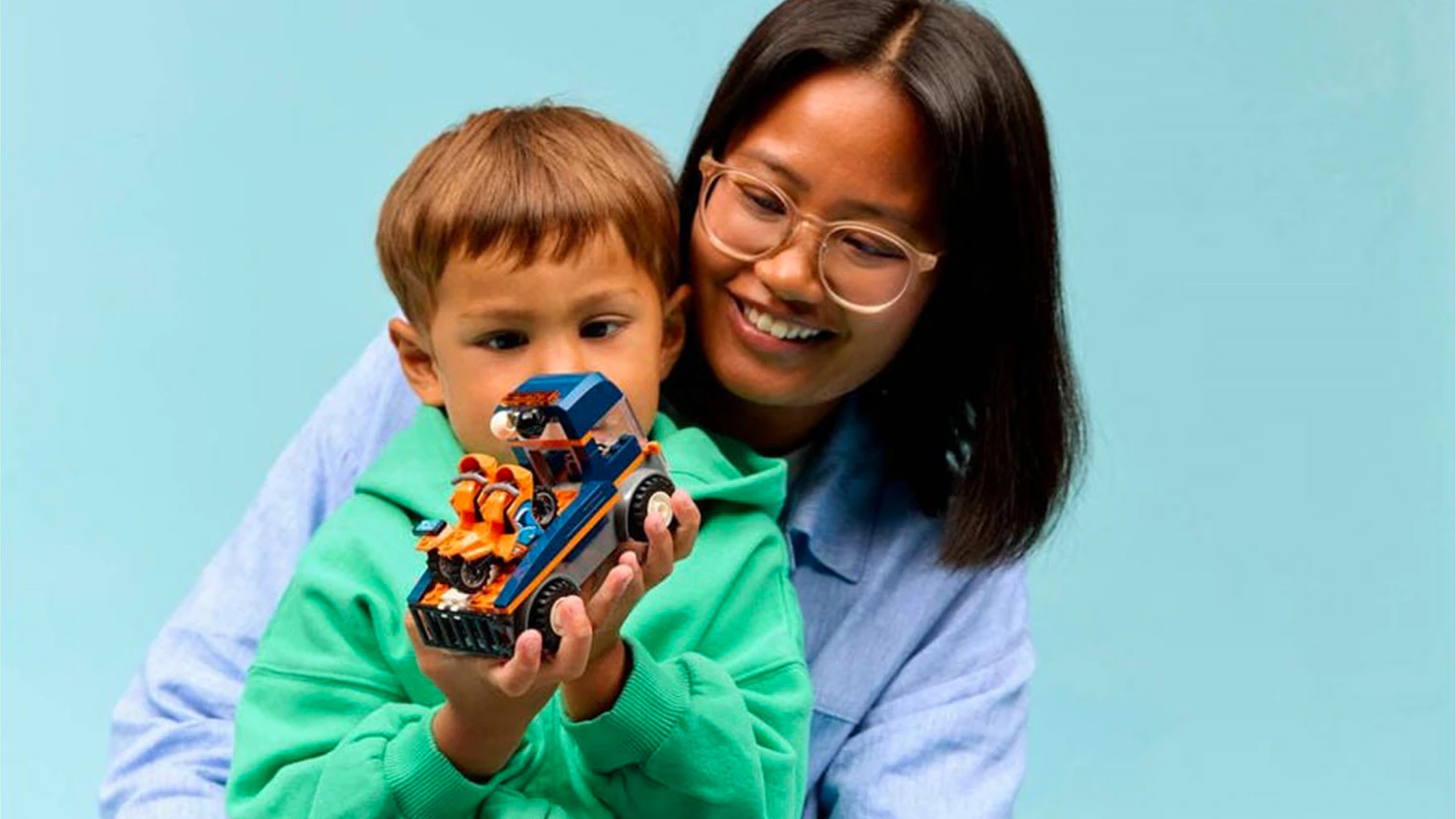 Chlapec hrající si se stavebnicí Kamion na přepravu motorek LEGO® City 60491