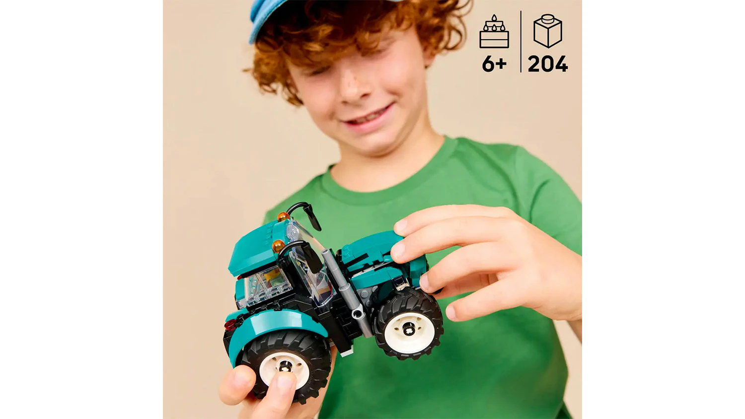 Chlapec hraj&iacute;c&iacute; si se stavebnic&iacute; LEGO&reg; City&reg; 60498 Traktor