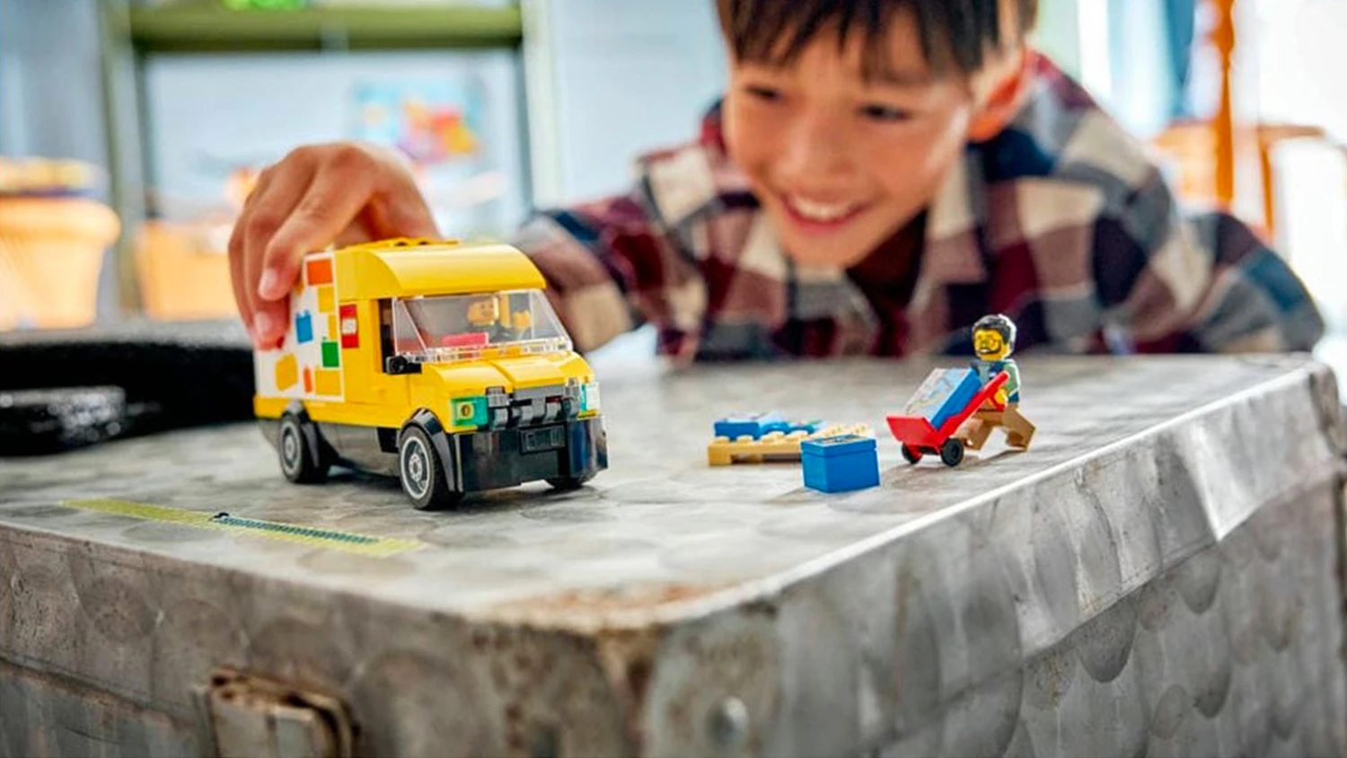 Chlapec sa hrá so stavebnicou LEGO® City® 60500 Dodávka