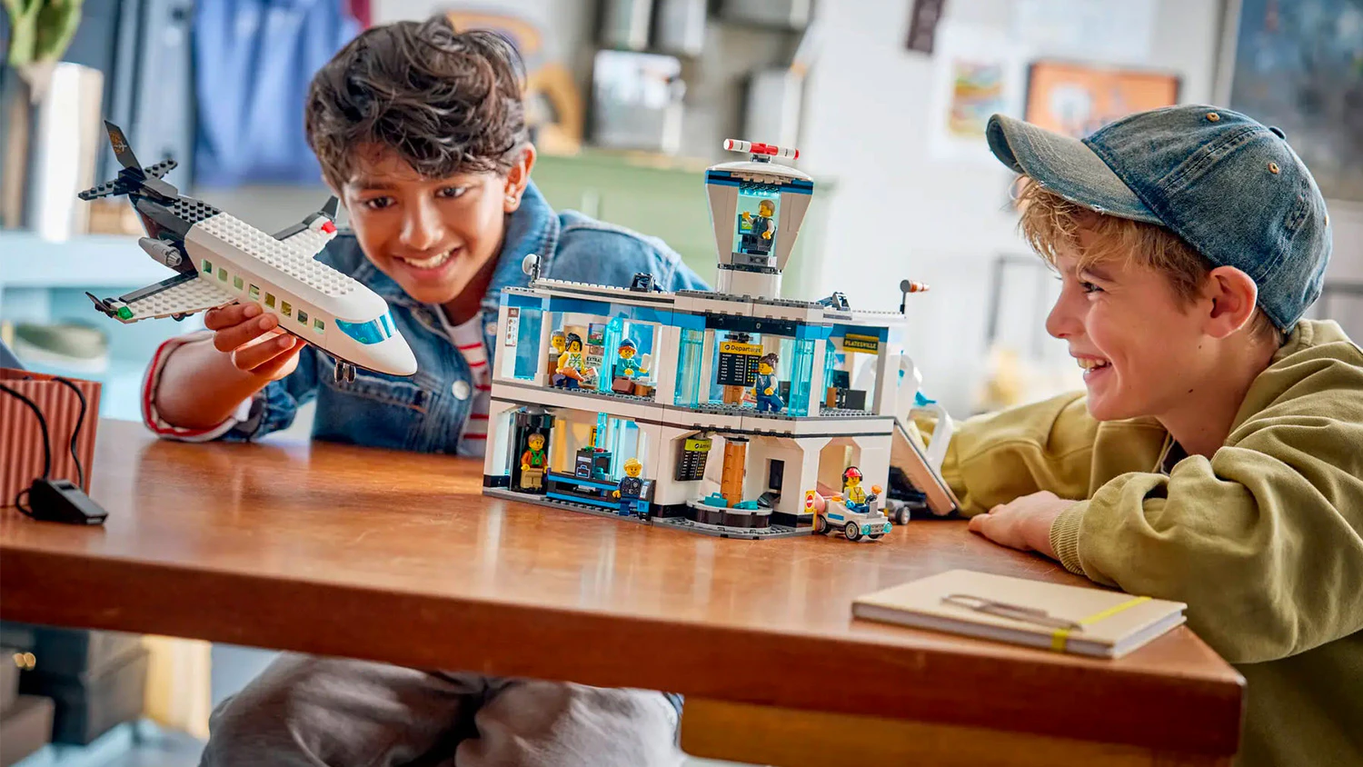 Chlapci hrající si se stavebnicí LEGO® City® 60502 Letiště s letadlem