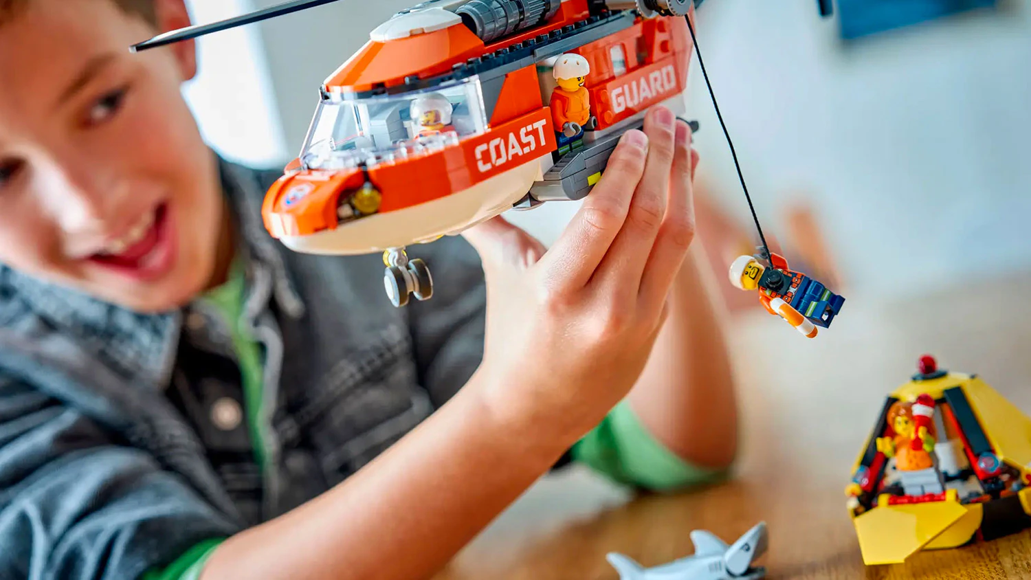Chlapec sa hr&aacute; so stavebnicou LEGO&reg; City&reg; 60503 Helikopt&eacute;ra pobrežnej hliadky