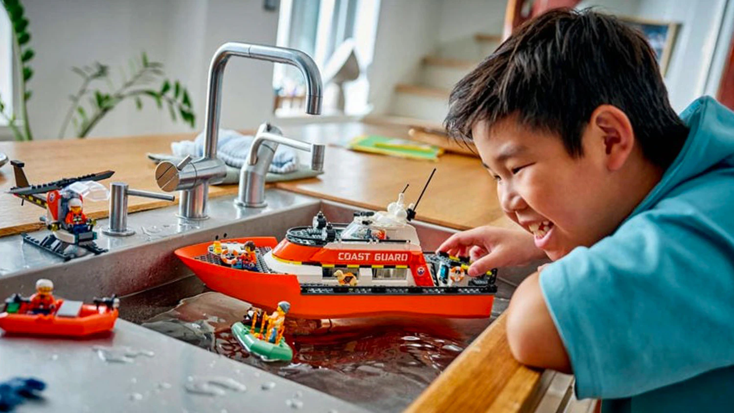 Chlapec hraj&iacute;c&iacute; si se stavebnic&iacute; LEGO&reg; City&reg; 60504 Z&aacute;chrann&yacute; člun pobřežn&iacute; hl&iacute;dky a vrtuln&iacute;k