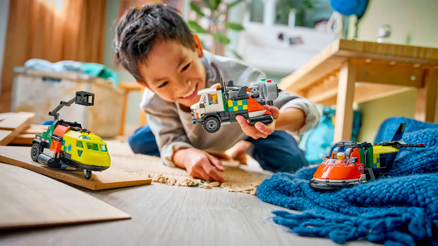 Chlapec hraj&iacute;c&iacute; si se stavebnic&iacute; LEGO&reg; City&reg; 60505 Remix: Letadlo, servisn&iacute; vůz a vzn&aacute;&scaron;edlo