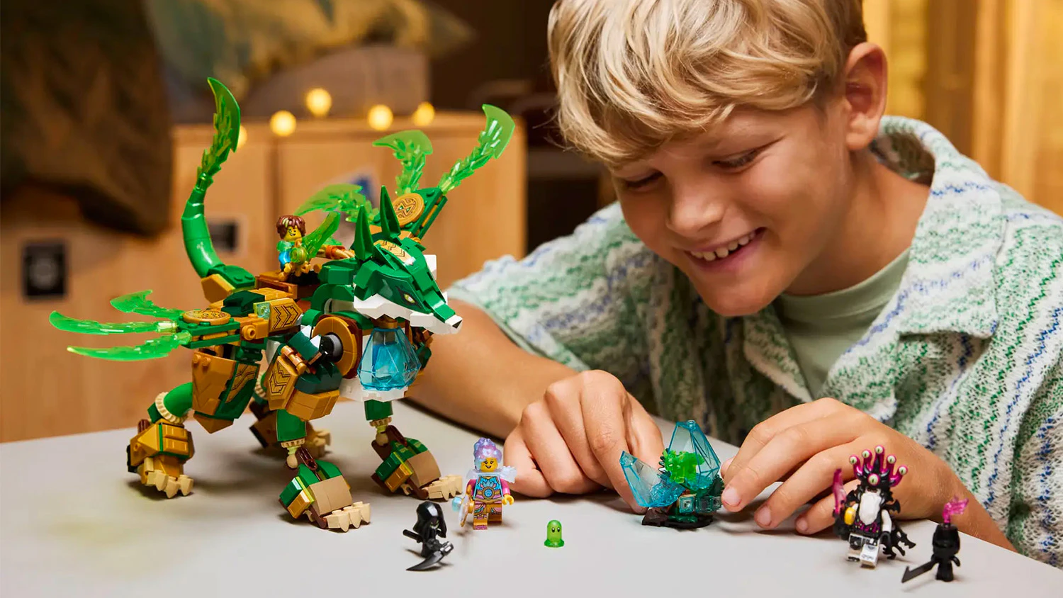 Chlapec hraj&iacute;c&iacute; si se stavebnic&iacute; LEGO&reg;DREAMZzz 71508 Li&scaron;č&iacute; robotick&yacute; str&aacute;žce