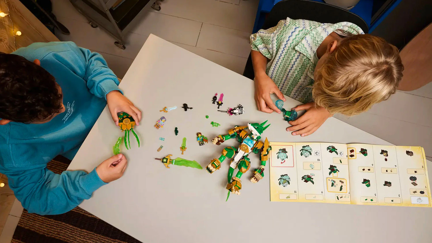 Chlapci stavěj&iacute;c&iacute; stavebnici LEGO&reg; DREAMZzz 71508 Li&scaron;č&iacute; robotick&yacute; str&aacute;žce podle n&aacute;vodu