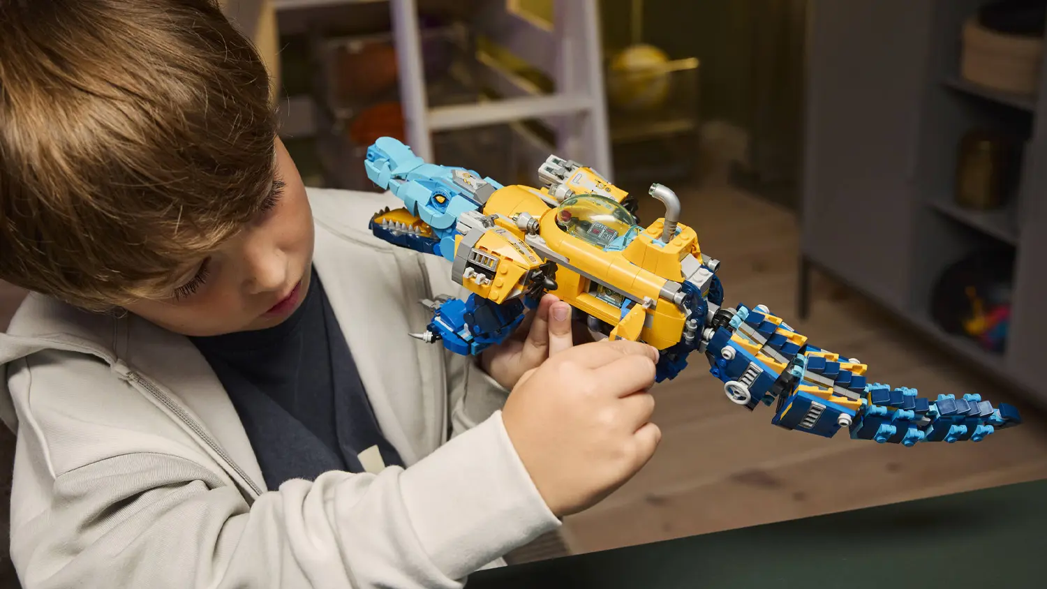 Chlapec sa hrá so stavebnicou LEGO® DREAMZzz™ 71512 Krokodýlia ponorka