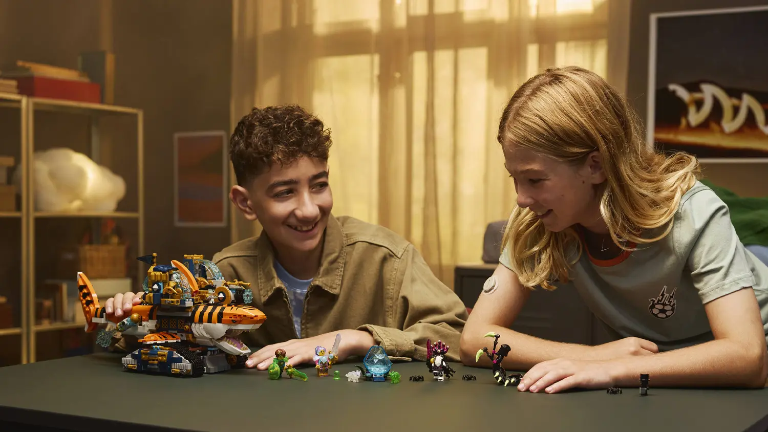 Deti sa hrajú so stavebnicou LEGO® DREAMZzz™ 71515 Tigrožraločí tank