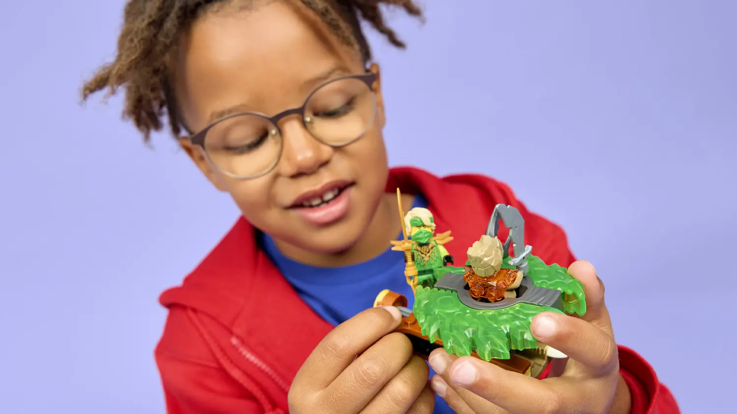 Dieťa sa hr&aacute; so stavebnicou LEGO&reg; NINJAGO&reg; 71850 Lloyd vs. spinner pozemsk&eacute; pr&iacute;&scaron;ery