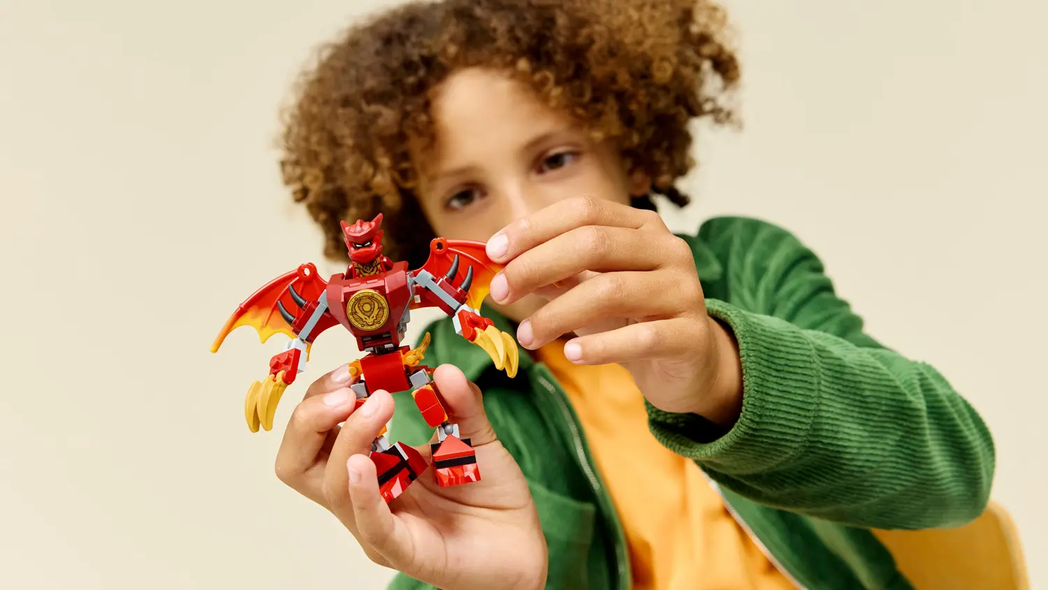 Dieťa sa hr&aacute; so stavebnicou LEGO&reg; NINJAGO&reg; 71851 Kaiov bojov&yacute; bal&iacute;ček s drač&iacute;m oblekom