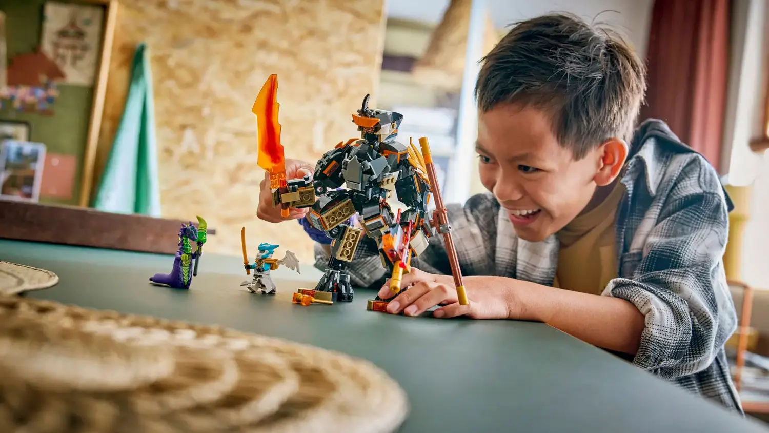 Dieťa sa hr&aacute; so stavebnicou LEGO&reg; NINJAGO&reg; 71854 Coleov expedičn&yacute; robot a drač&iacute; Zane