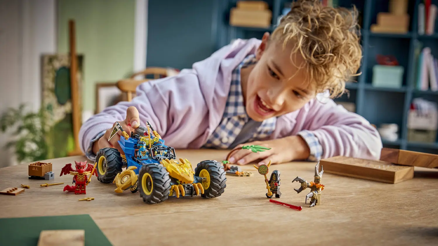 Dítě hrající si se stavebnicí LEGO® NINJAGO® 71856 Jay a jeho transformační auto