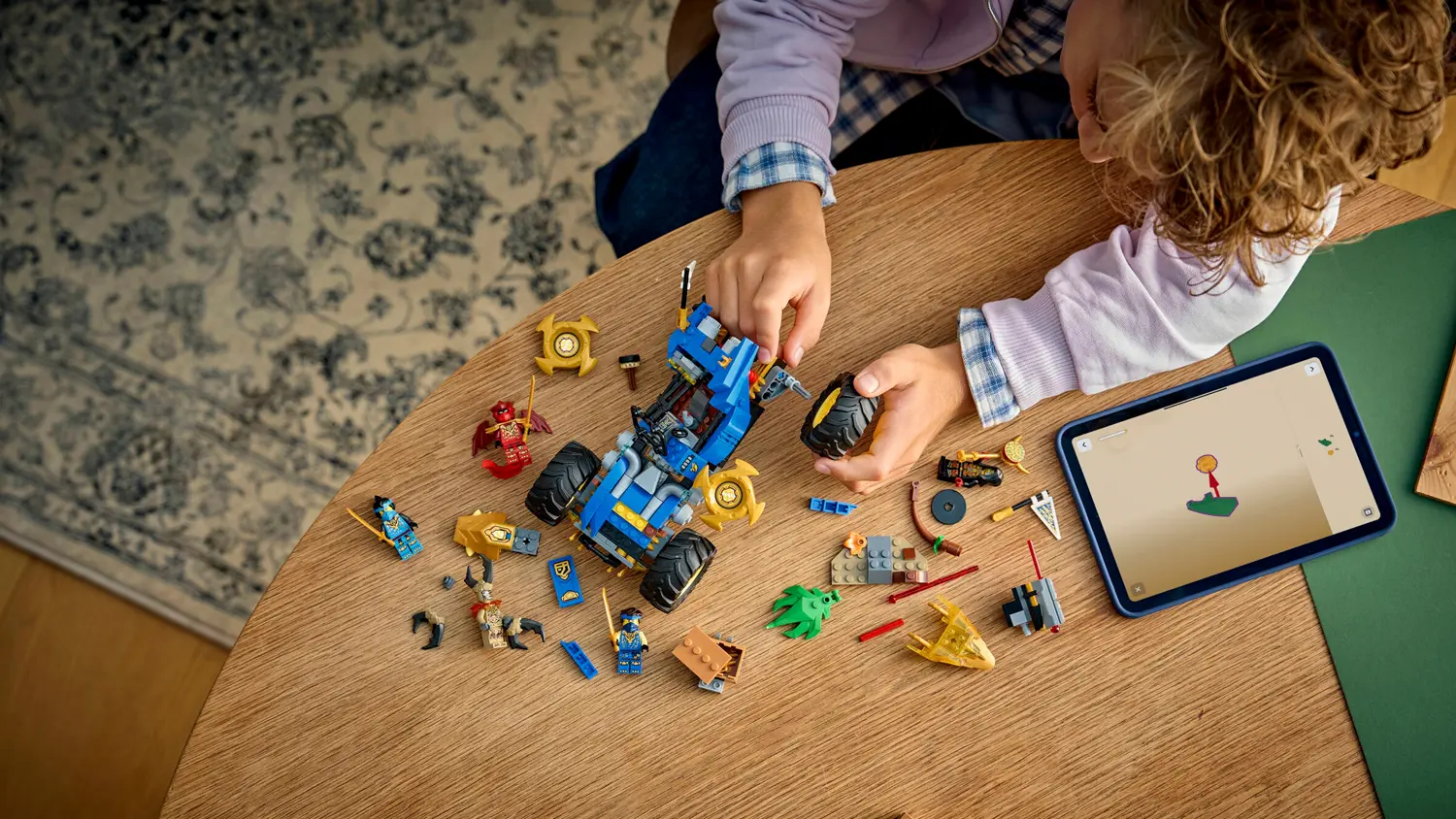 Dítě stavějící stavebnicí LEGO® NINJAGO® 71856 Jay a jeho transformační auto