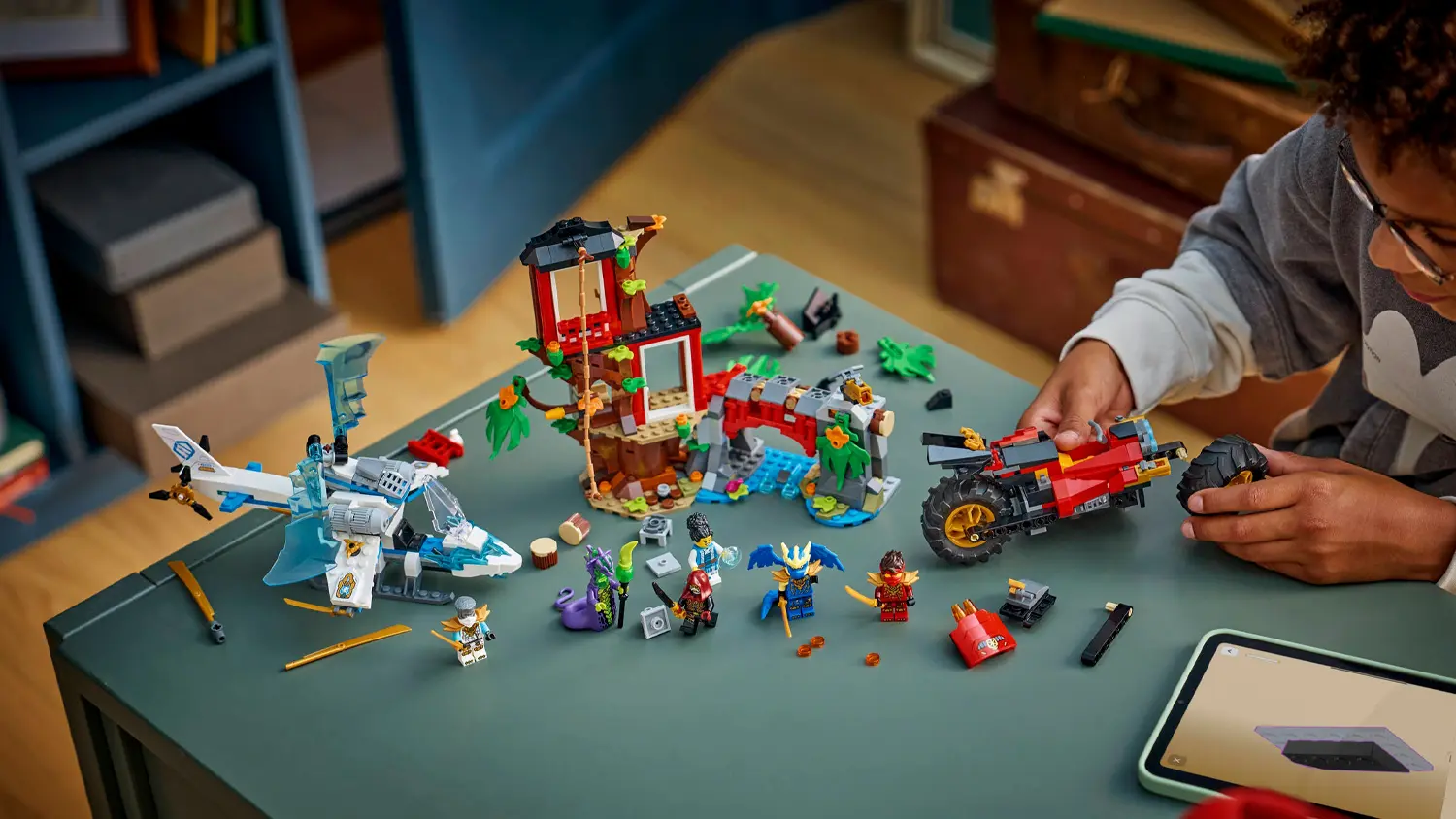 Dieťa so stavebnicou LEGO&reg; NINJAGO&reg; 71857 S&uacute;boj nindža vozidiel a domček na strome