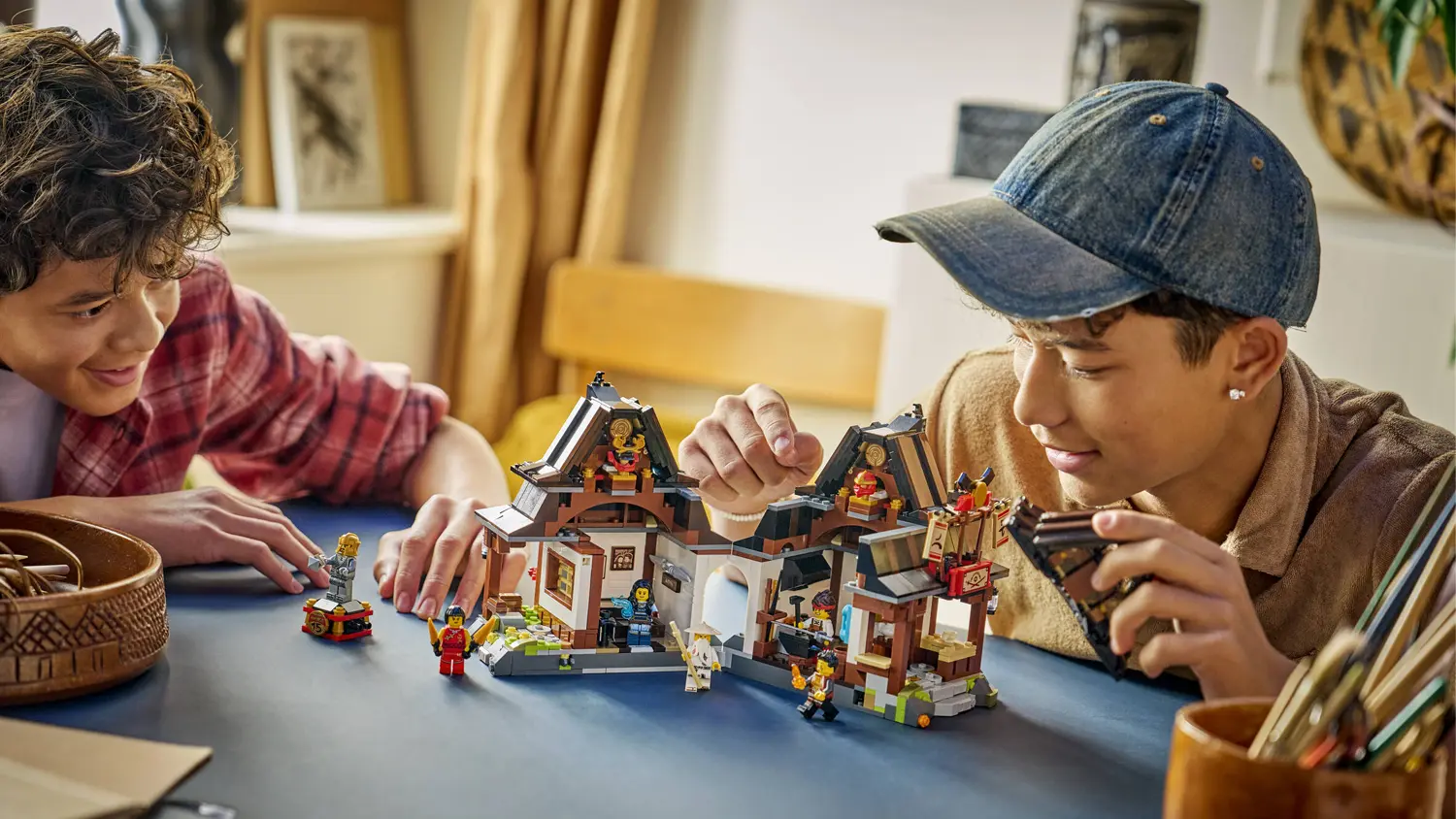 Kluci hraj&iacute;c&iacute; si se stavebnic&iacute; LEGO&reg; NINJAGO&reg; 71858 Kov&aacute;rna Čtyři zbraně: 15 let NINJAGO