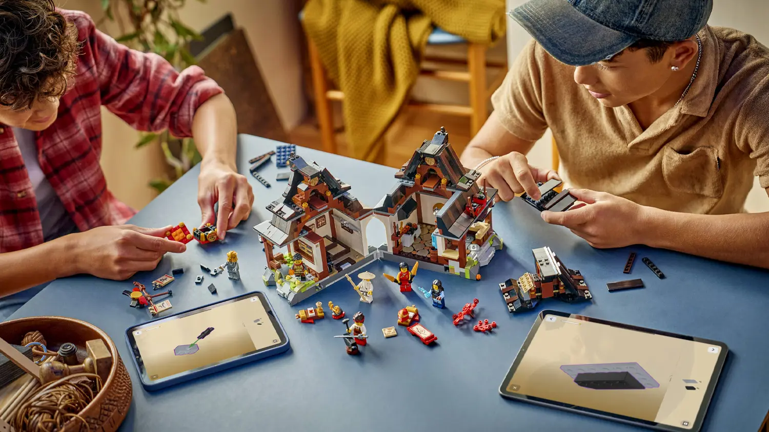 Kluci stavěj&iacute;c&iacute; stavebnic&iacute; LEGO&reg; NINJAGO&reg; 71858 Kov&aacute;rna Čtyři zbraně: 15 let NINJAGO
