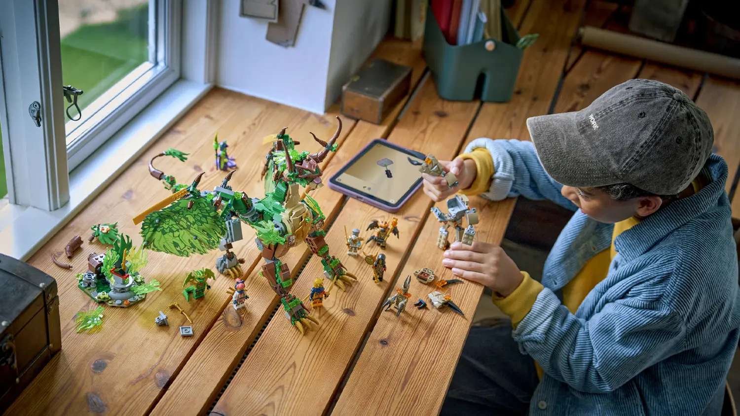 Chlapec stavia stavebnicu LEGO&reg; NINJAGO&reg; 71859 Drak života