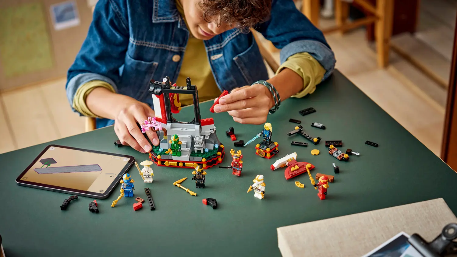 Kluk stavěj&iacute;c&iacute; stavebnic&iacute; LEGO&reg; NINJAGO&reg; 71866 V&yacute;stavka nindžů: 15 let NINJAGO
