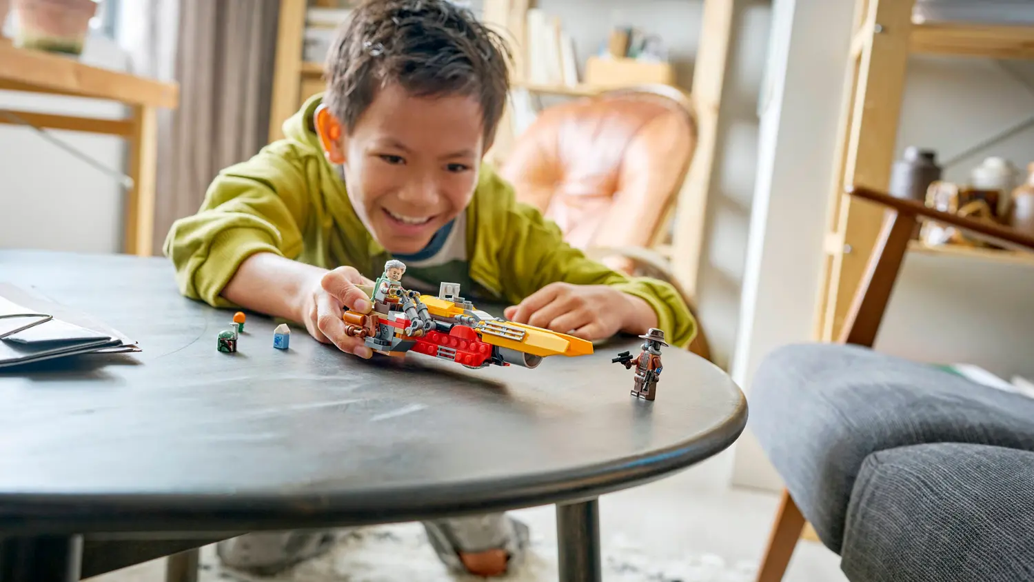 Dieťa sa hr&aacute; so stavebnicou LEGO&reg; Star Wars&trade; 75437 Cobb Vanth a sp&iacute;der