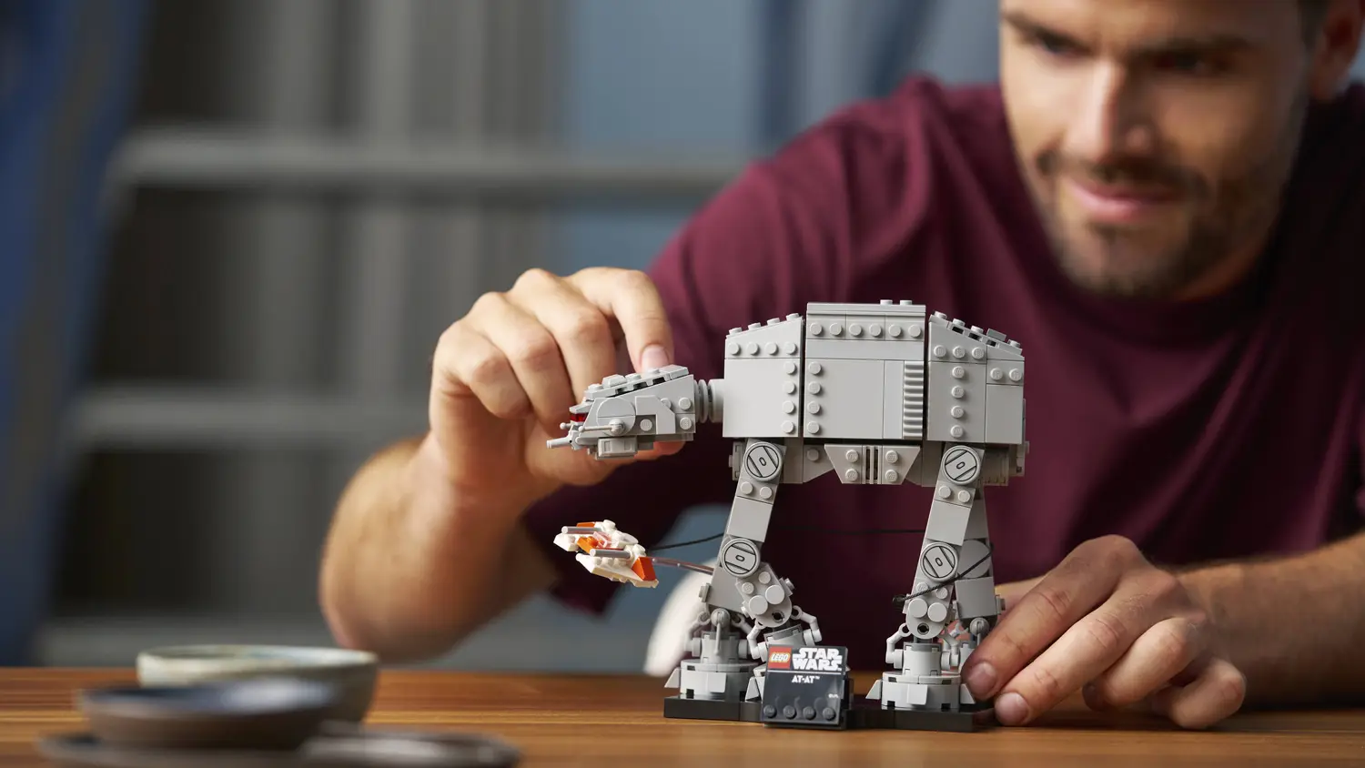 Muž stavia stavebnicu LEGO&reg; Star Wars&trade; 75440 AT-AT&trade;